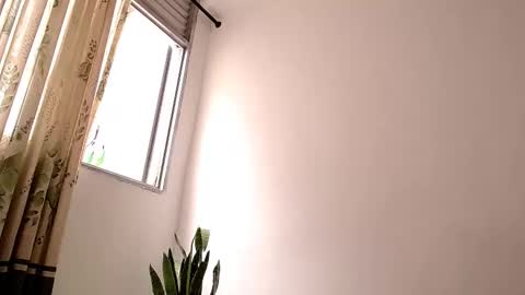 sara_johnson__ online show from October 1, 2025, 5:41 pm