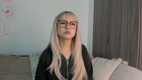 Snapshot of sara_kim_ chatting on January 16, 2025, 3:34 am Sara new account give me thomb up Follow me help me reach 15k followers again online show from January 16, 2025, 3:34 am