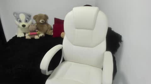 sarah  LIZCANO....... online show from March 4, 2025, 9:54 pm