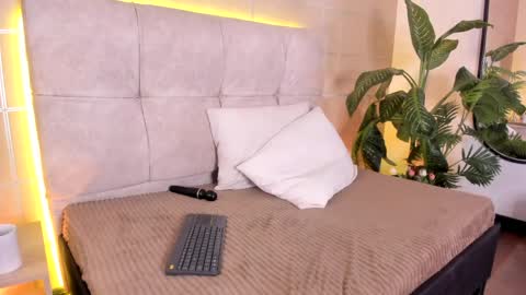 Sara  online show from May 11, 2026, 4:04 pm