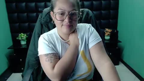 sara_thonson_ online show from February 22, 2025, 3:34 am