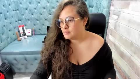 sara_thonson_ online show from June 8, 2026, 4:13 am