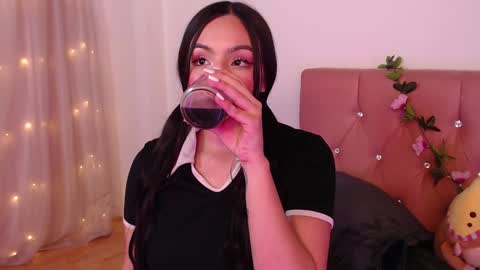 Snapshot of saraa_swett chatting on February 5, 2025, 5:31 pm online show from February 5, 2025, 5:31 pm