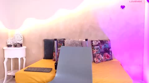 saraaguzman online show from October 9, 2025, 7:56 pm