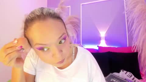 SaraAvila  online show from October 17, 2025, 8:22 pm