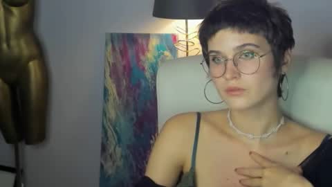 Sarah online show from September 18, 2025, 1:35 pm