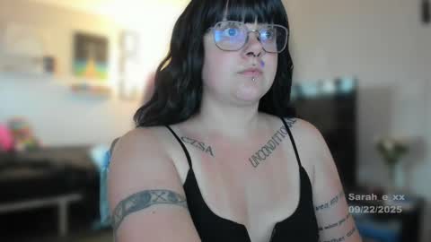 Snapshot of sarah_e_xx chatting on September 22, 2025, 3:03 pm Sarah online show from September 22, 2025, 3:03 pm