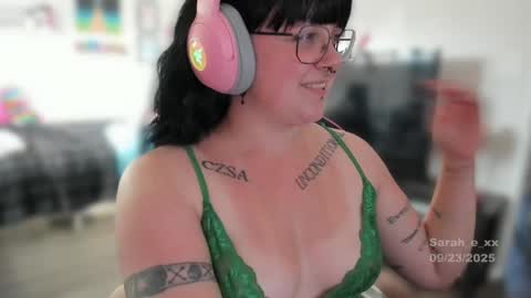 Snapshot of sarah_e_xx chatting on September 24, 2025, 12:25 am Sarah online show from September 24, 2025, 12:25 am