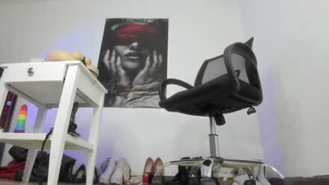 Snapshot of sarah_mistress_ chatting on June 21, 2026, 12:35 am Sarah online show from June 21, 2026, 12:35 am