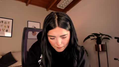 Snapshot of sarah_volkov chatting on December 13, 2024, 10:13 pm online show from December 13, 2024, 10:13 pm