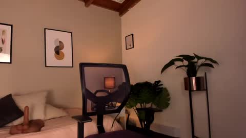 Snapshot of sarah_volkov chatting on December 14, 2024, 1:17 am online show from December 14, 2024, 1:17 am