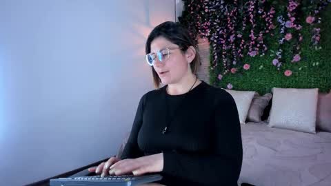 Sarah Deyvis online show from December 2, 2025, 1:11 am