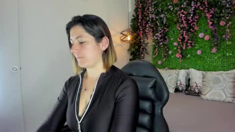 Sarah Deyvis online show from March 2, 2026, 1:51 pm