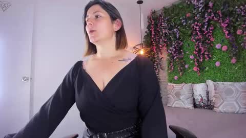 Sarah Deyvis online show from March 6, 2026, 3:25 am