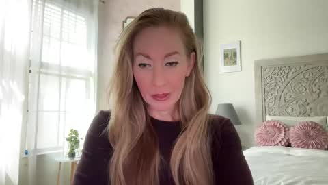 Snapshot of sarahgiroux86 chatting on April 30, 2026, 5:52 pm Sarah online show from April 30, 2026, 5:52 pm