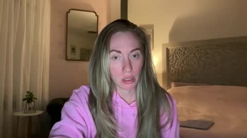 Snapshot of sarahgiroux86 chatting on May 20, 2026, 5:13 am Sarah online show from May 20, 2026, 5:13 am
