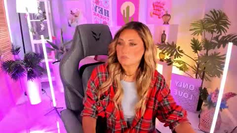 Snapshot of sarahholly chatting on September 25, 2025, 12:31 pm Divine Sarah NONUDE model online show from September 25, 2025, 12:31 pm