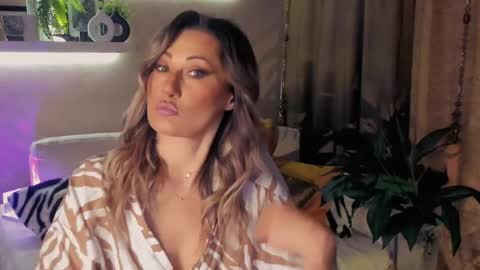 Divine Sarah NONUDE model online show from May 8, 2026, 5:40 pm