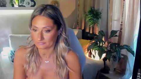 Divine Sarah NONUDE model online show from July 14, 2026, 2:01 pm