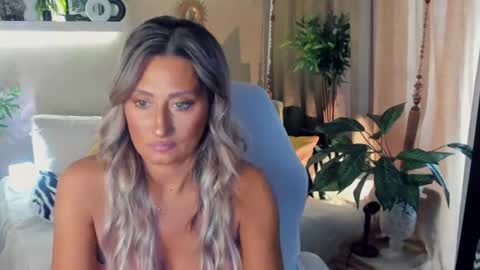 Divine Sarah NONUDE model online show from July 27, 2026, 2:24 pm