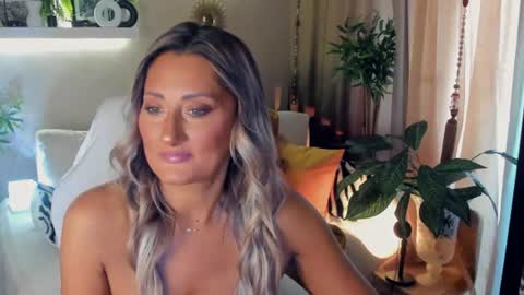 Divine Sarah NONUDE model online show from August 3, 2026, 2:11 pm