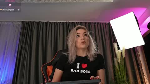 Sarahjadore online show from March 9, 2025, 7:37 pm