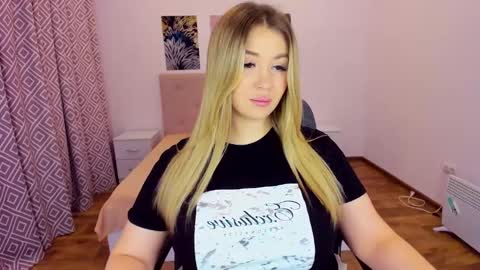 Snapshot of sarahmils chatting on December 16, 2024, 1:43 pm Sarah online show from December 16, 2024, 1:43 pm