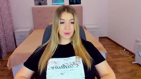 Snapshot of sarahmils chatting on December 16, 2024, 4:49 pm Sarah online show from December 16, 2024, 4:49 pm