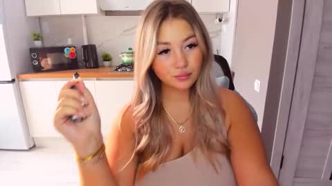 Snapshot of sarahmils chatting on September 19, 2025, 12:06 pm Sarah online show from September 19, 2025, 12:06 pm