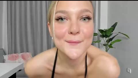 sarahphyllis online show from September 23, 2025, 7:39 pm