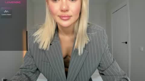 sarahphyllis online show from June 11, 2026, 1:42 pm