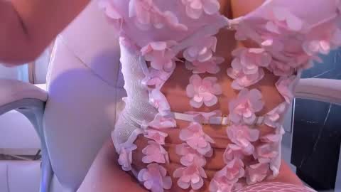 Snapshot of sarahpreston1 chatting on February 26, 2025, 6:43 pm Sarah online show from February 26, 2025, 6:43 pm