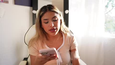 Snapshot of saraparisi_ chatting on January 22, 2025, 10:26 pm Sara online show from January 22, 2025, 10:26 pm