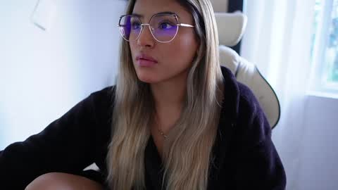 Snapshot of saraparisi_ chatting on January 23, 2025, 10:01 pm Sara online show from January 23, 2025, 10:01 pm