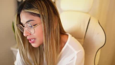 Snapshot of saraparisi_ chatting on January 29, 2025, 12:43 am Sara online show from January 29, 2025, 12:43 am