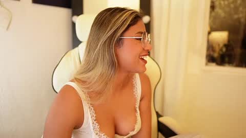 Snapshot of saraparisi_ chatting on February 1, 2025, 12:29 am Sara online show from February 1, 2025, 12:29 am