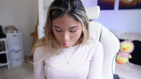 Snapshot of saraparisi_ chatting on February 4, 2025, 9:20 pm Sara online show from February 4, 2025, 9:20 pm