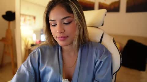 Snapshot of saraparisi_ chatting on February 9, 2025, 11:15 pm Sara online show from February 9, 2025, 11:15 pm