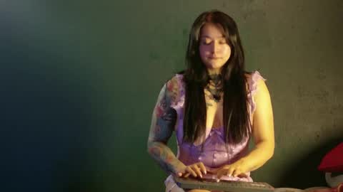 Sara Herrera online show from May 2, 2026, 12:15 am