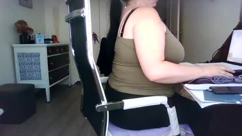 Snapshot of saretta46 chatting on July 10, 2026, 6:32 pm Sara online show from July 10, 2026, 6:32 pm