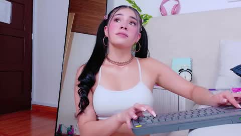 Snapshot of saritabratz chatting on October 7, 2025, 8:39 pm Sara online show from October 7, 2025, 8:39 pm