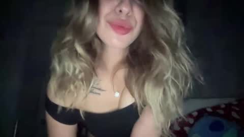 Snapshot of sarrah_rossy chatting on December 1, 2025, 1:10 am Sarrah online show from December 1, 2025, 1:10 am