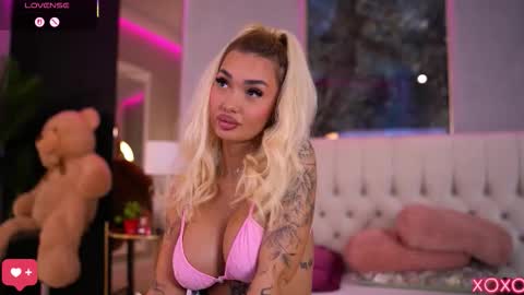 Snapshot of sashaferrera chatting on September 17, 2025, 6:31 pm Dennise online show from September 17, 2025, 6:31 pm