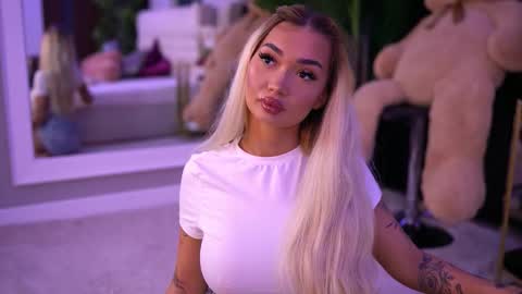 Snapshot of sashaferrera chatting on September 19, 2025, 6:41 pm Dennise online show from September 19, 2025, 6:41 pm