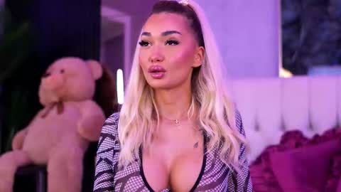 Snapshot of sashaferrera chatting on September 20, 2025, 6:20 pm Dennise online show from September 20, 2025, 6:20 pm