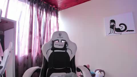    im expecting 300 thumbs up on my altar online show from February 20, 2025, 9:42 pm