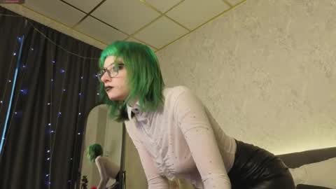 Snapshot of scarle_whisper chatting on April 1, 2026, 1:17 am Emmy online show from April 1, 2026, 1:17 am