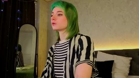 Snapshot of scarle_whisper chatting on April 4, 2026, 1:04 am Emmy online show from April 4, 2026, 1:04 am