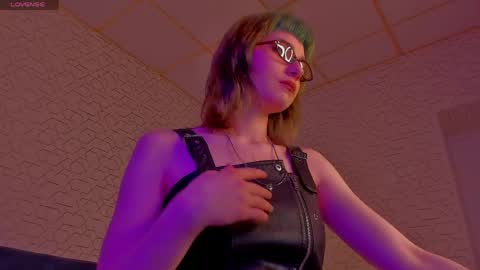 Snapshot of scarle_whisper chatting on April 13, 2026, 9:04 am Emmy online show from April 13, 2026, 9:04 am