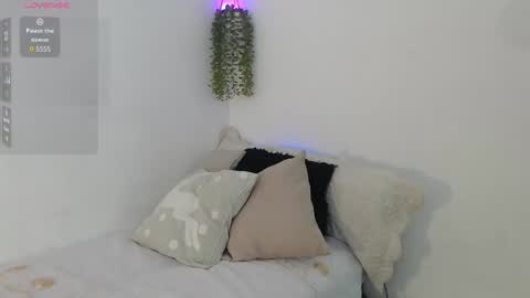 scarlet_100 online show from April 27, 2026, 1:36 am